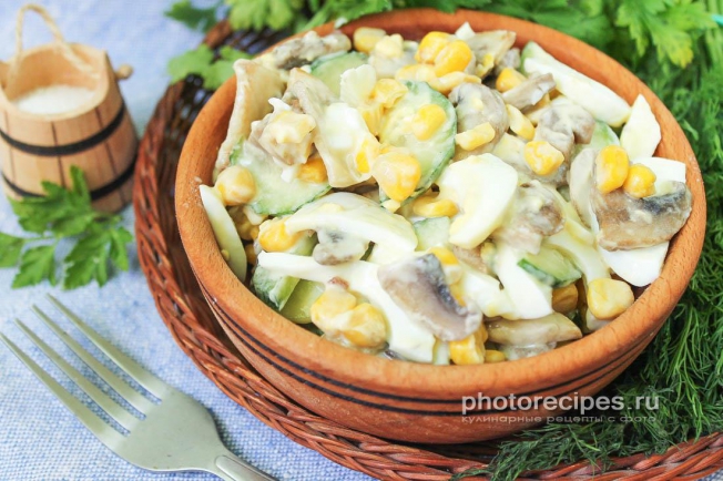 Фото салата с жареными грибами и кукурузой