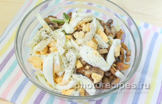 Салат с крабовыми палочками и грибами рецепт с фото