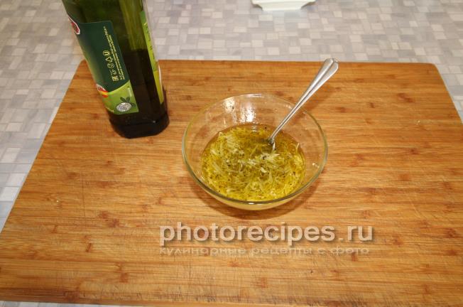 Зальем содержимое миски оливковым маслом
