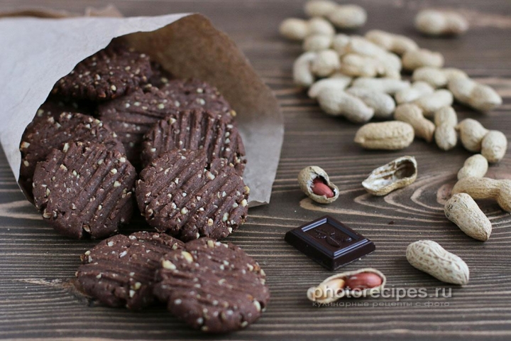 Фото шоколадного печенья с арахисом
