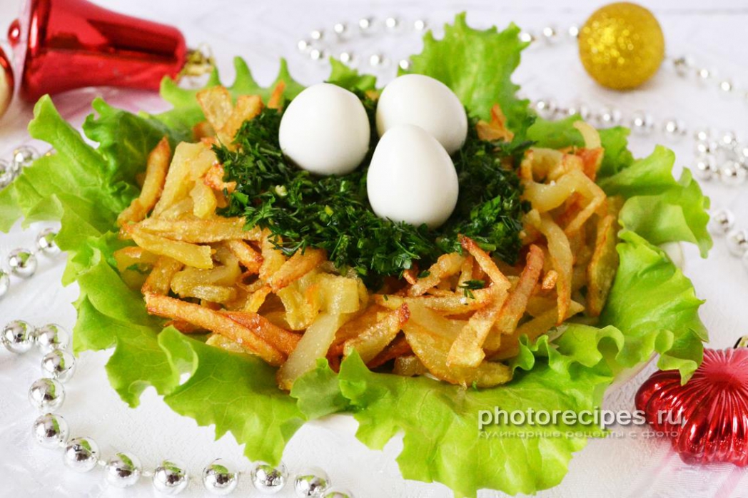 Классический рецепт салата Гнездо глухаря с картошкой и курицей