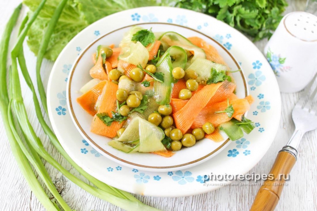 Фото салата с зеленым консервированным горошком