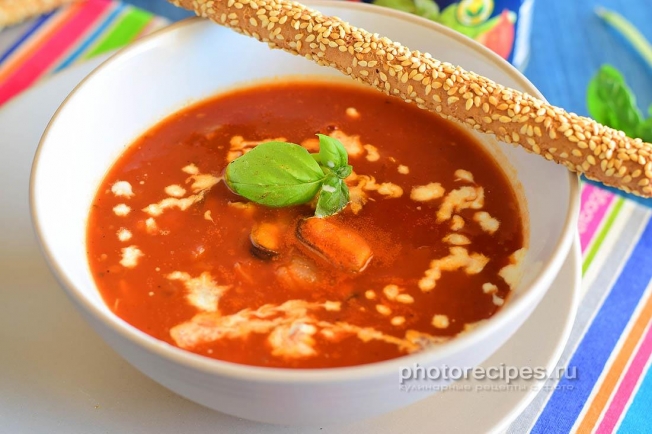 Фото средиземноморсого томатного супа с мидиями