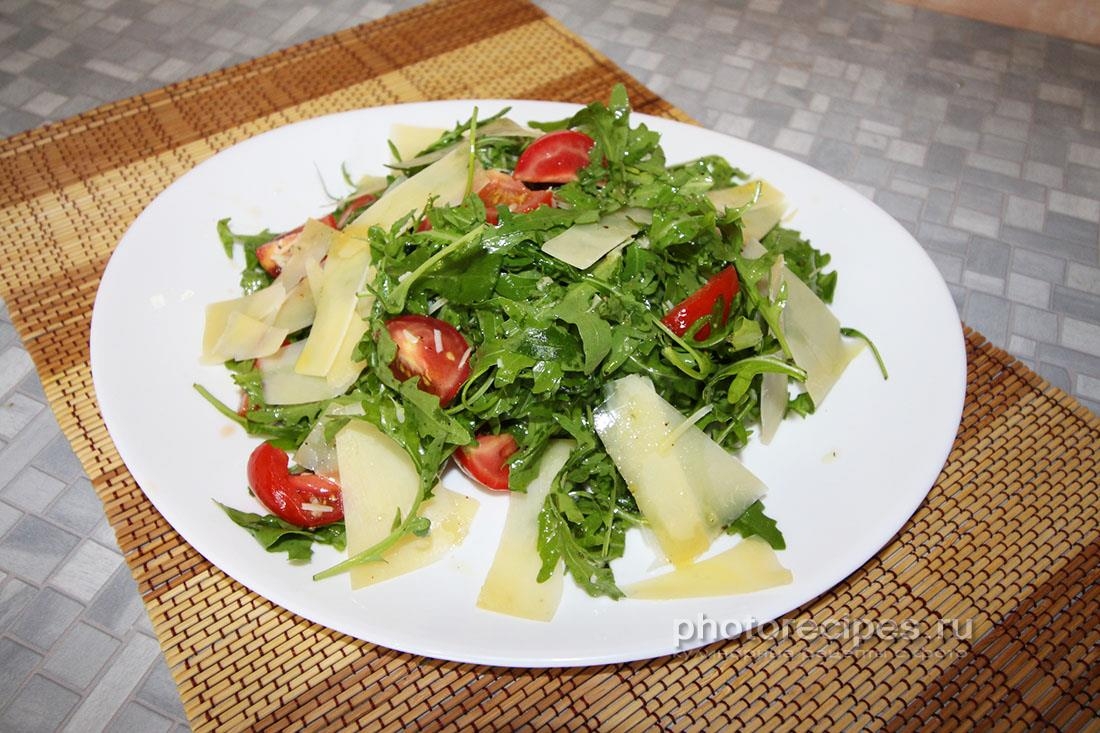 Салат из рукколы, креветок и помидоров черри