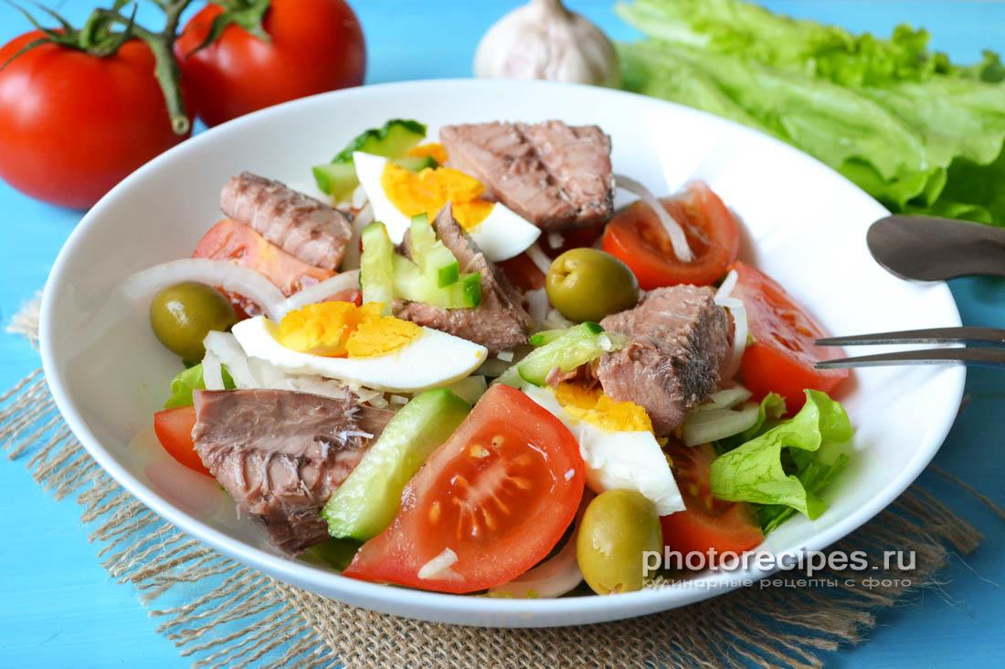 Салат с консервированным тунцом и помидорами